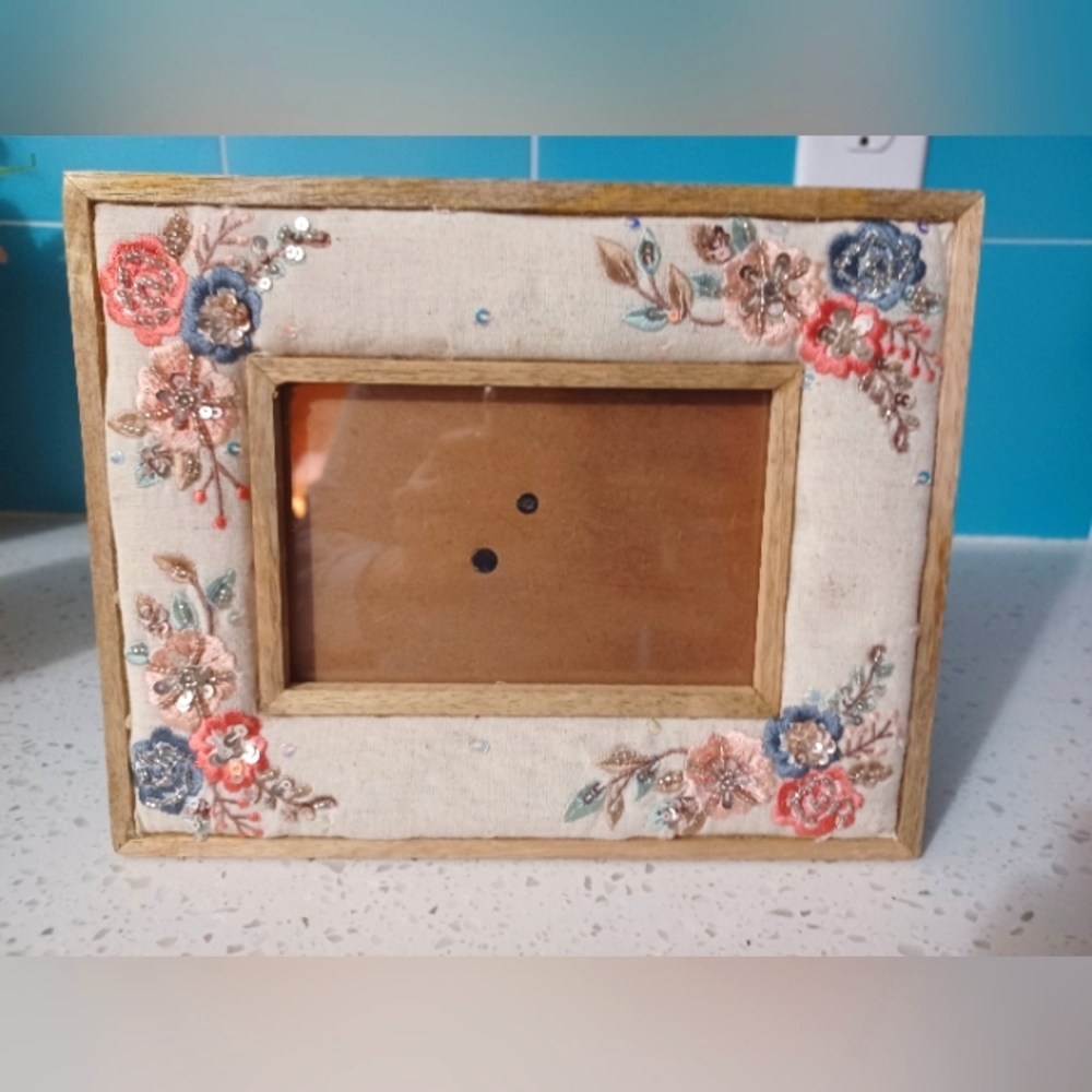 Embroidered & Sequin Embellished Floral Picture Frame!